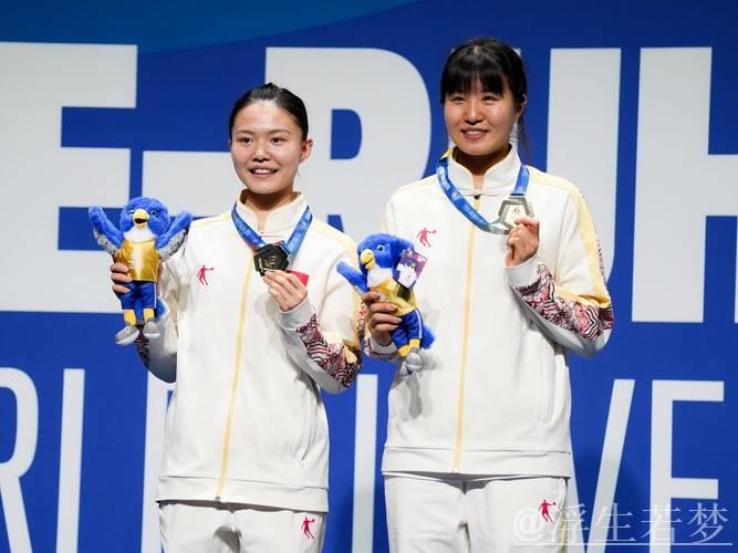 中国羽毛球公开赛女子双打奖项颁发仪式